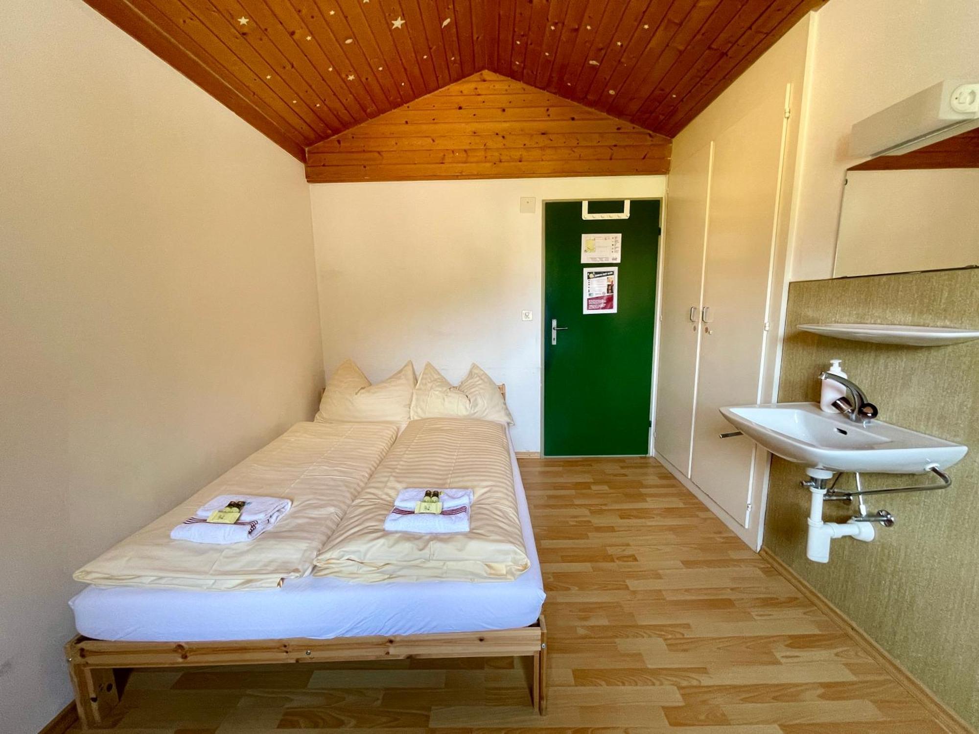 Alpine Base Hostel - Adults Only Lauterbrunnen Esterno foto