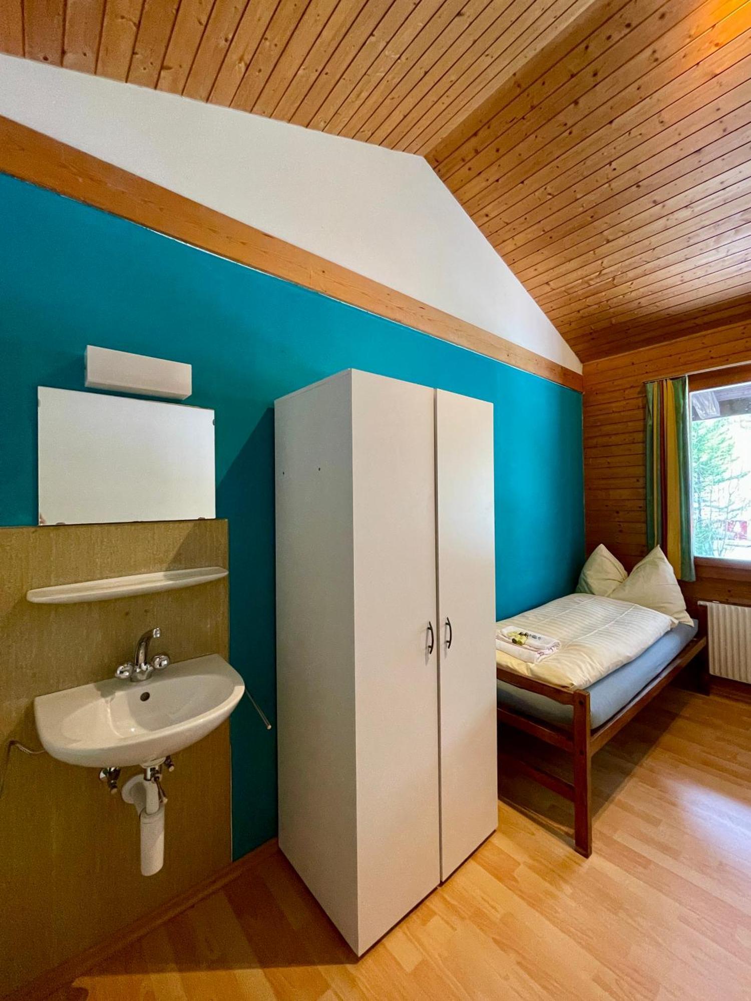 Alpine Base Hostel - Adults Only Lauterbrunnen Esterno foto